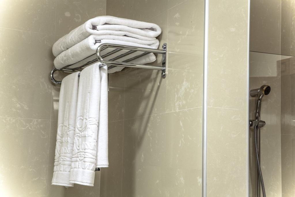 Caspian Riviera Grand Palace Hotel Aktau  Exterior foto Towels in a bathroom