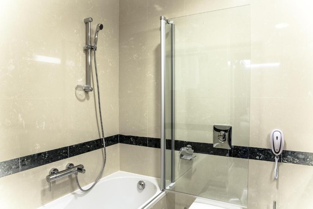 Caspian Riviera Grand Palace Hotel Aktau  Exterior foto A shower bath