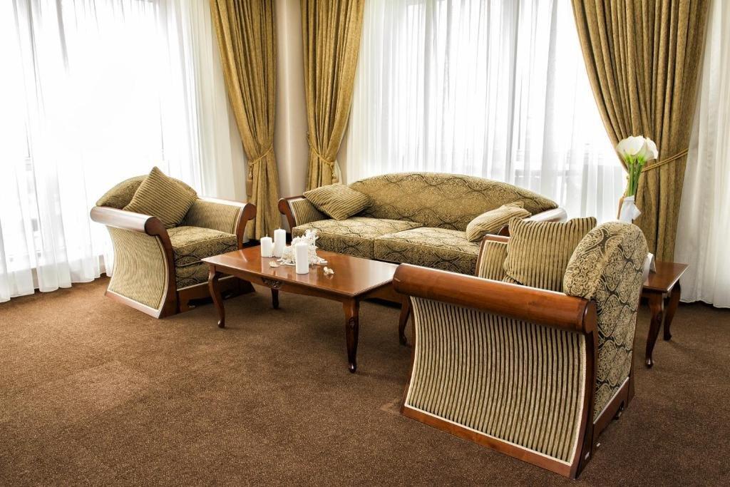 Caspian Riviera Grand Palace Hotel Aktau  Exterior foto A living room with carpet flooring