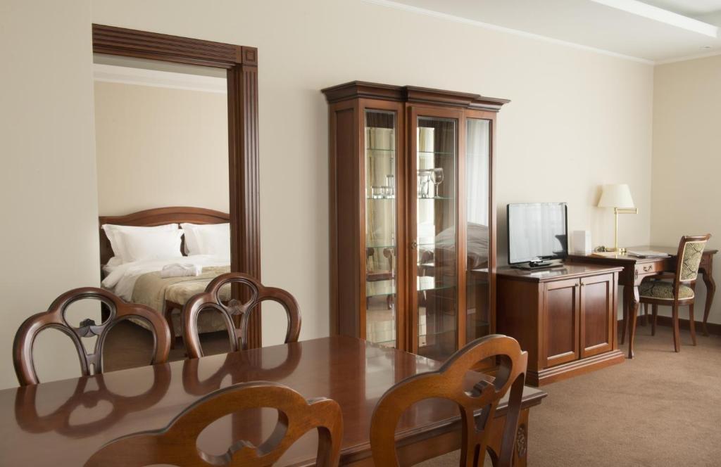 Caspian Riviera Grand Palace Hotel Aktau  Exterior foto A typical room at the hotel