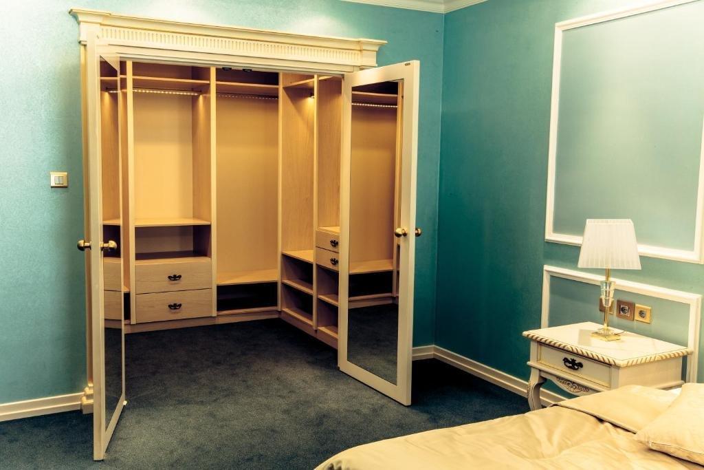 Caspian Riviera Grand Palace Hotel Aktau  Exterior foto A mirrored armoire
