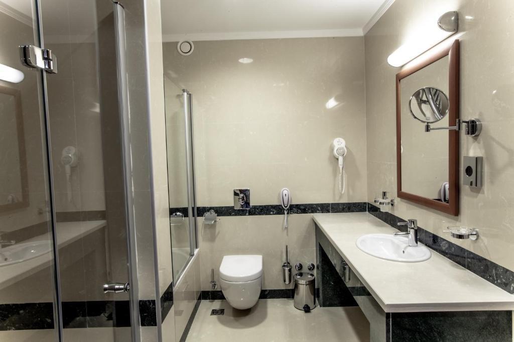 Caspian Riviera Grand Palace Hotel Aktau  Exterior foto Bathroom in a hotel