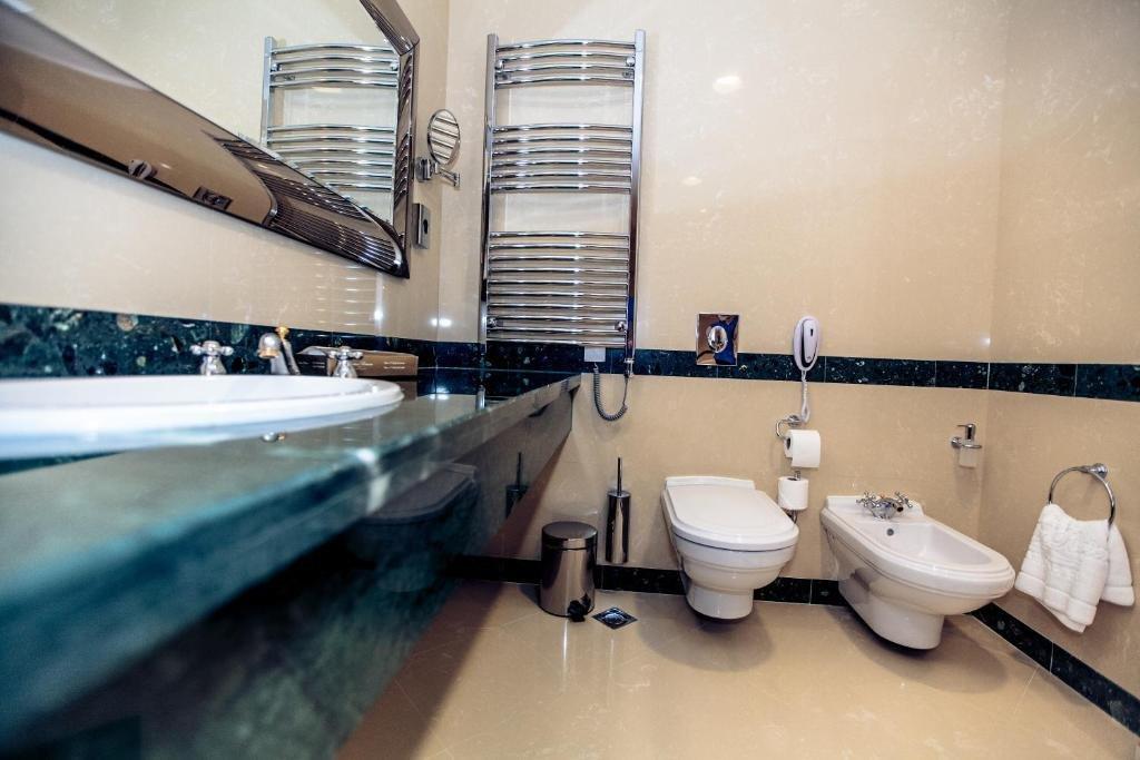 Caspian Riviera Grand Palace Hotel Aktau  Exterior foto A modern bathroom