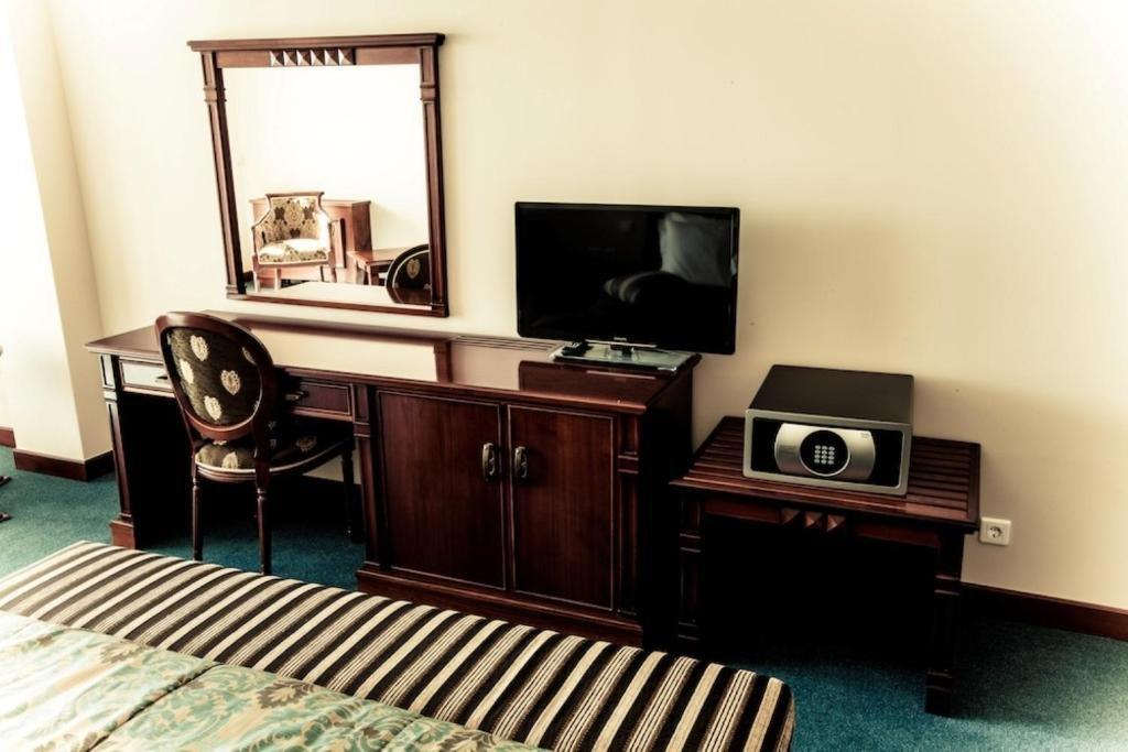 Caspian Riviera Grand Palace Hotel Aktau  Exterior foto A typical hotel room