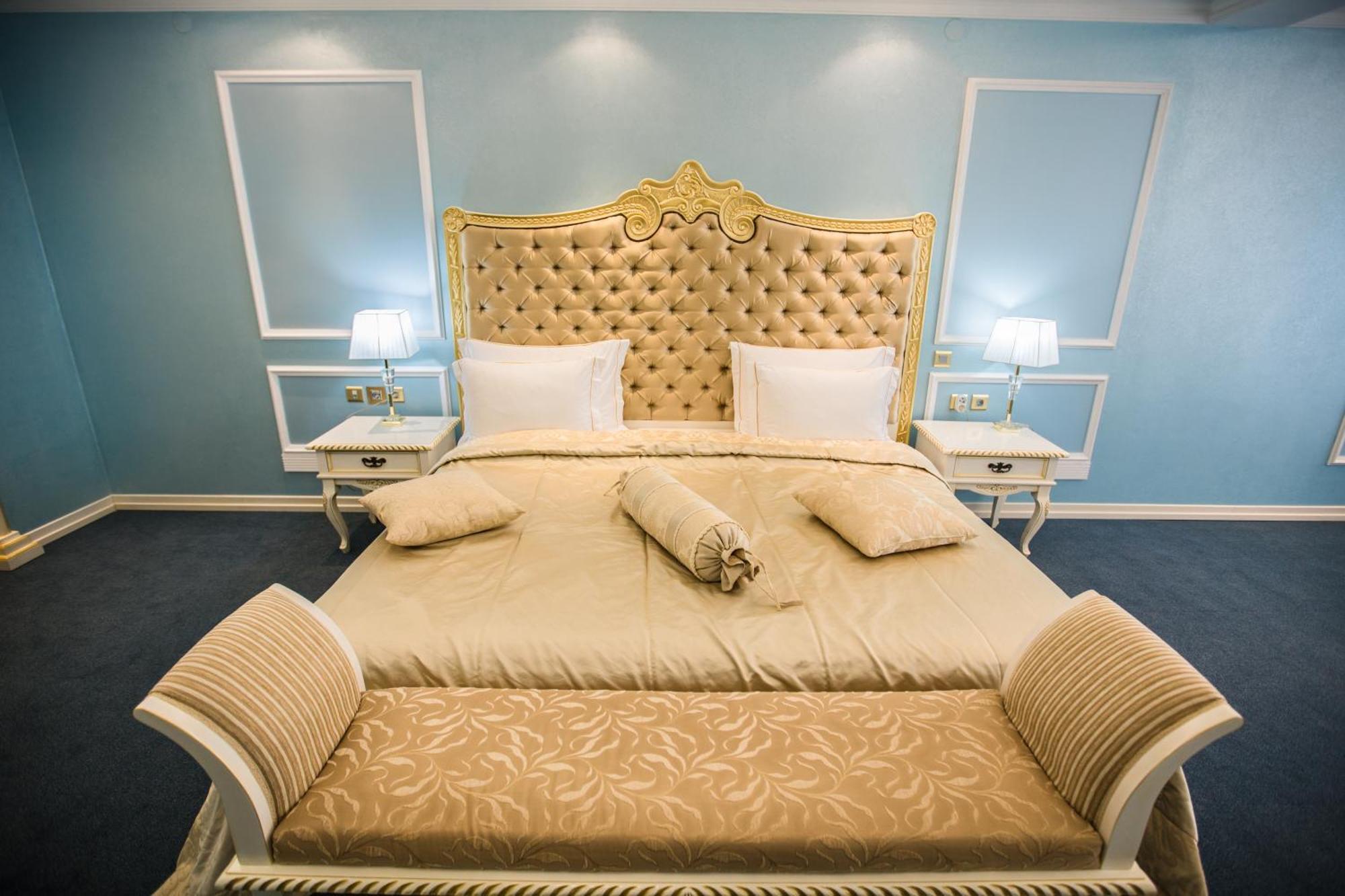Caspian Riviera Grand Palace Hotel Aktau  Exterior foto A bedroom in the hotel