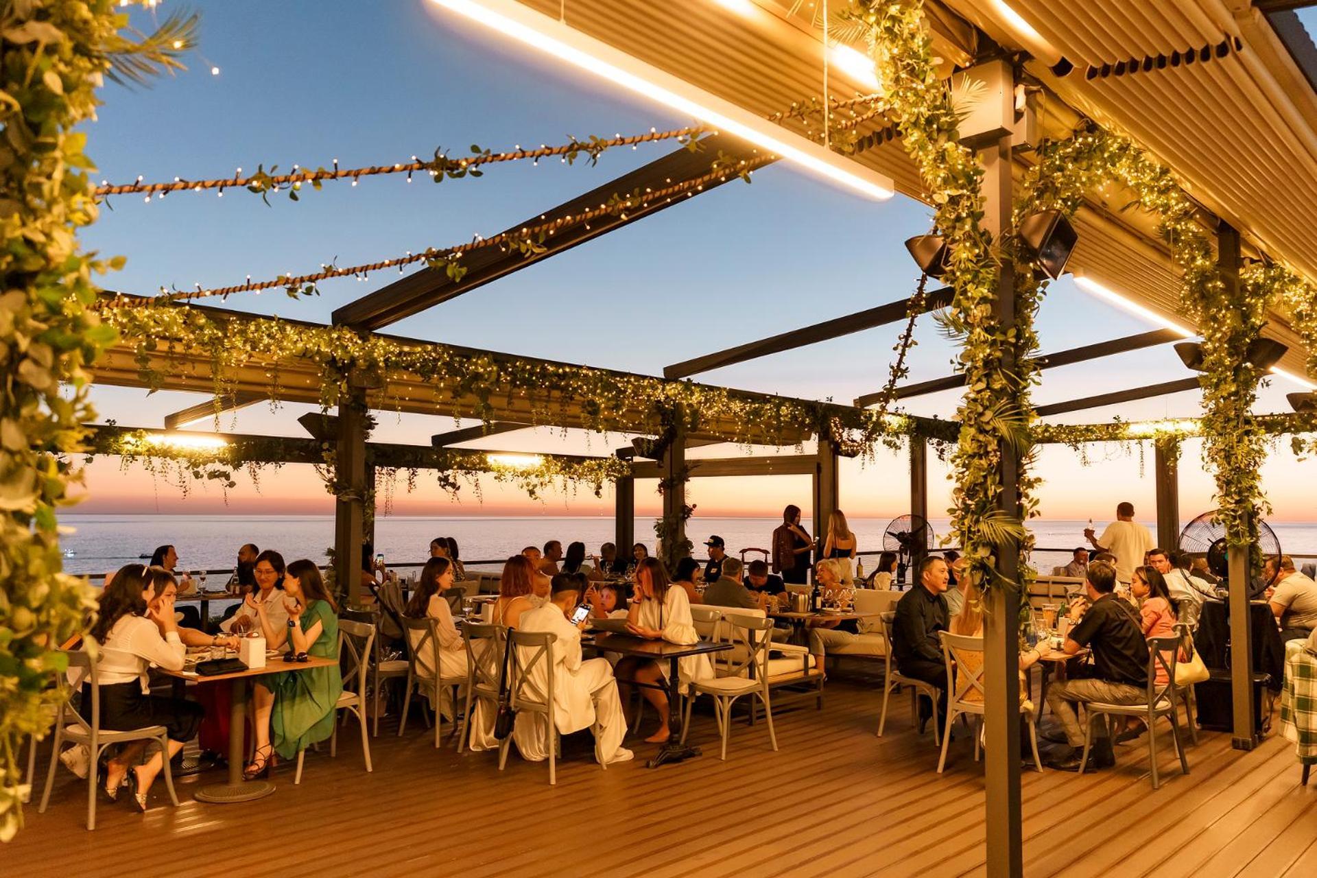 Caspian Riviera Grand Palace Hotel Aktau  Exterior foto The Sky Bar