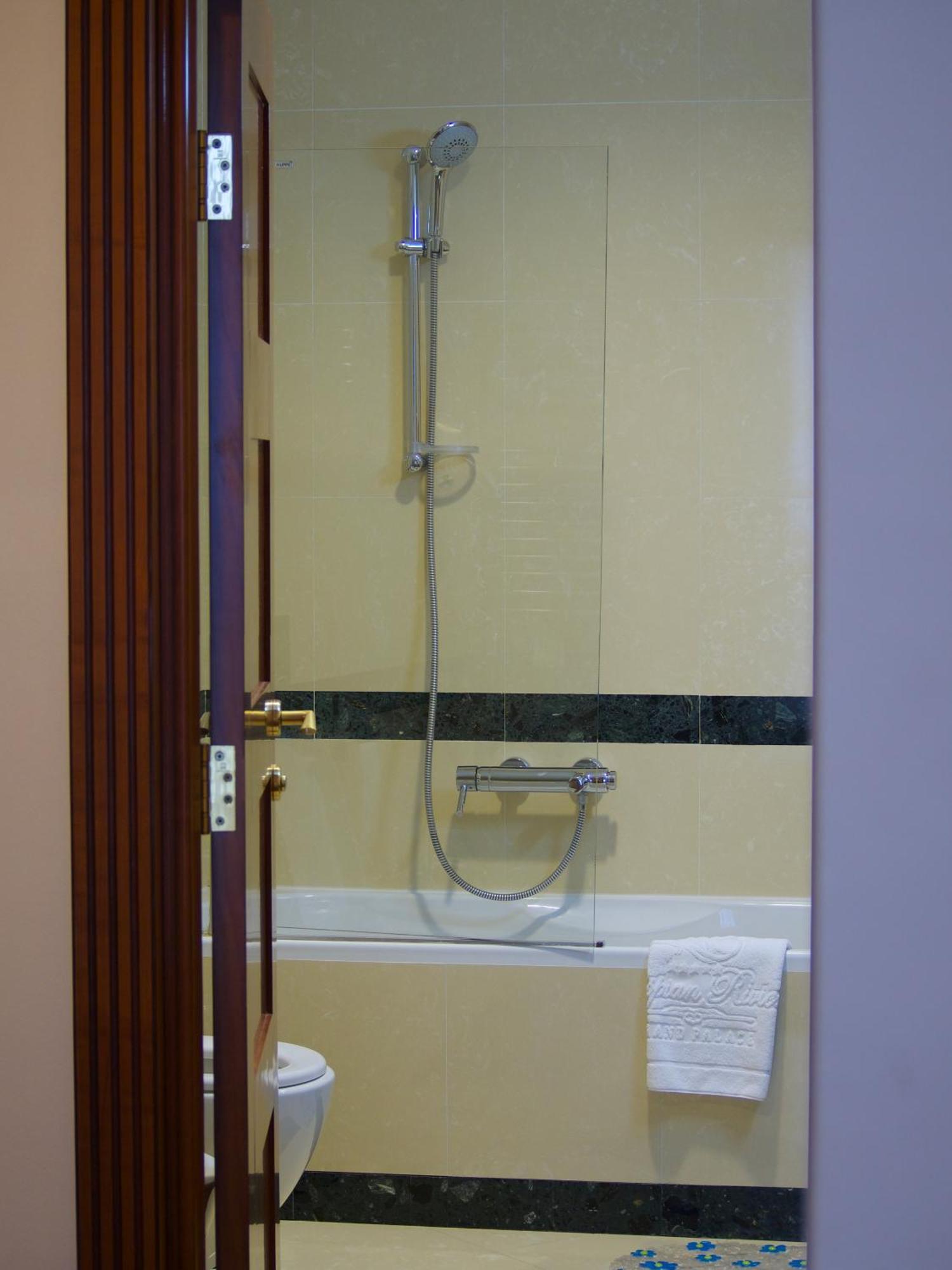 Caspian Riviera Grand Palace Hotel Aktau  Exterior foto A shower with a thermostatic valve