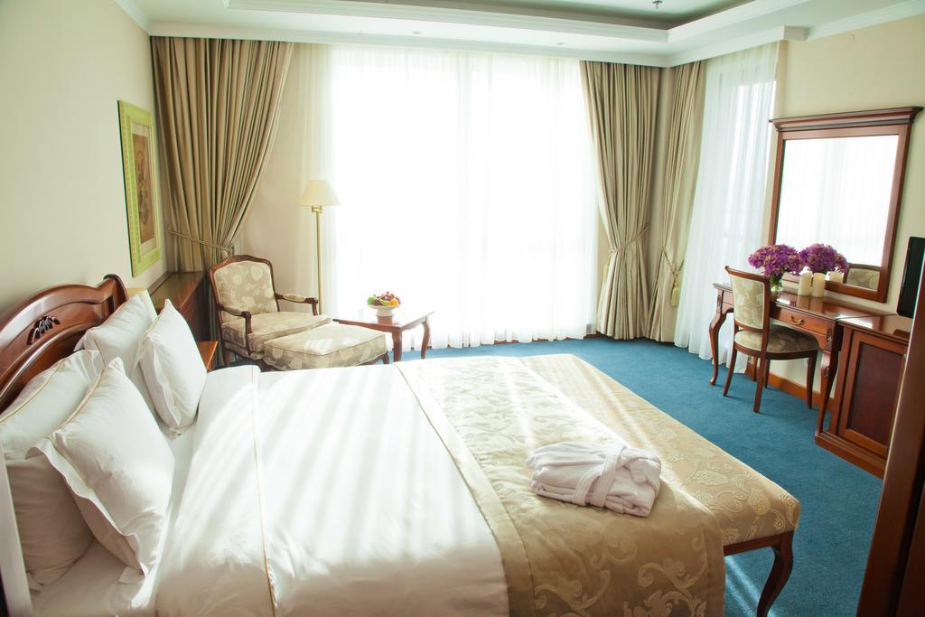 Caspian Riviera Grand Palace Hotel Aktau  Cameră foto A room at the hotel