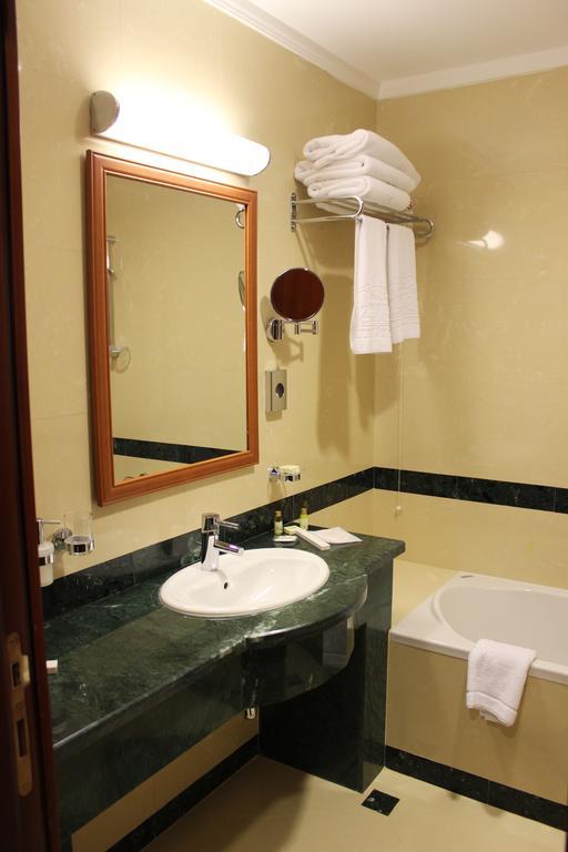 Caspian Riviera Grand Palace Hotel Aktau  Exterior foto A bathroom in a hotel