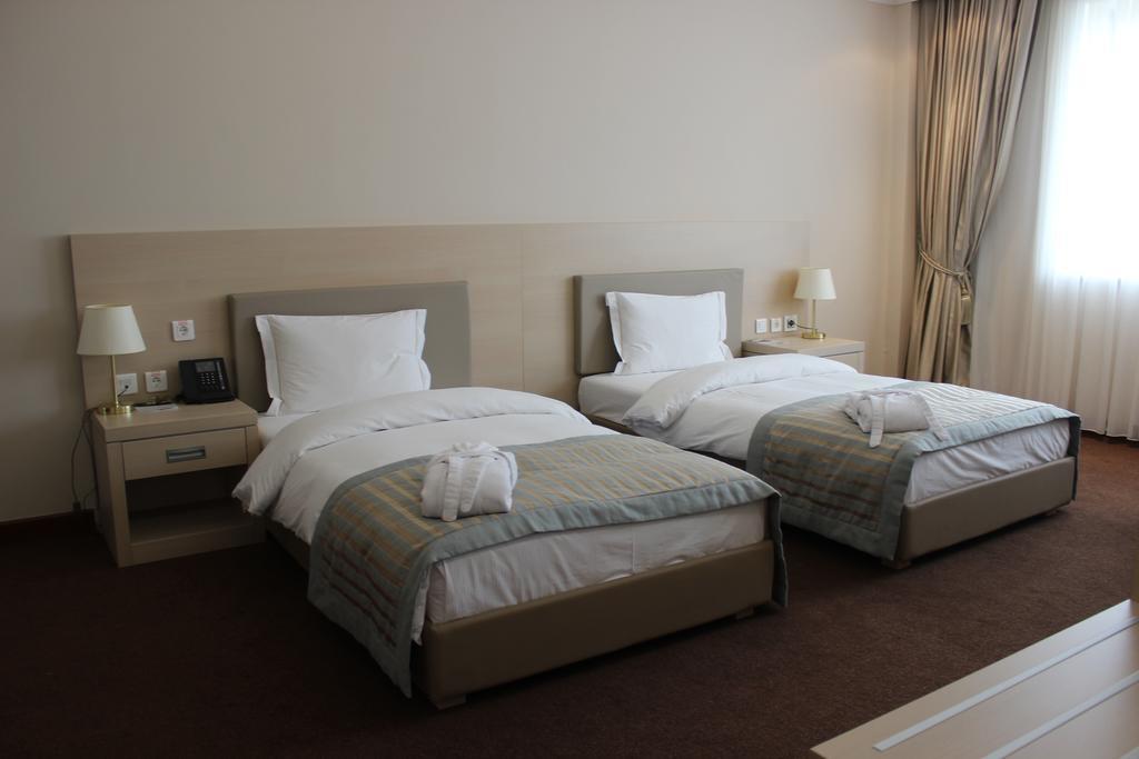 Caspian Riviera Grand Palace Hotel Aktau  Exterior foto A room at the hotel