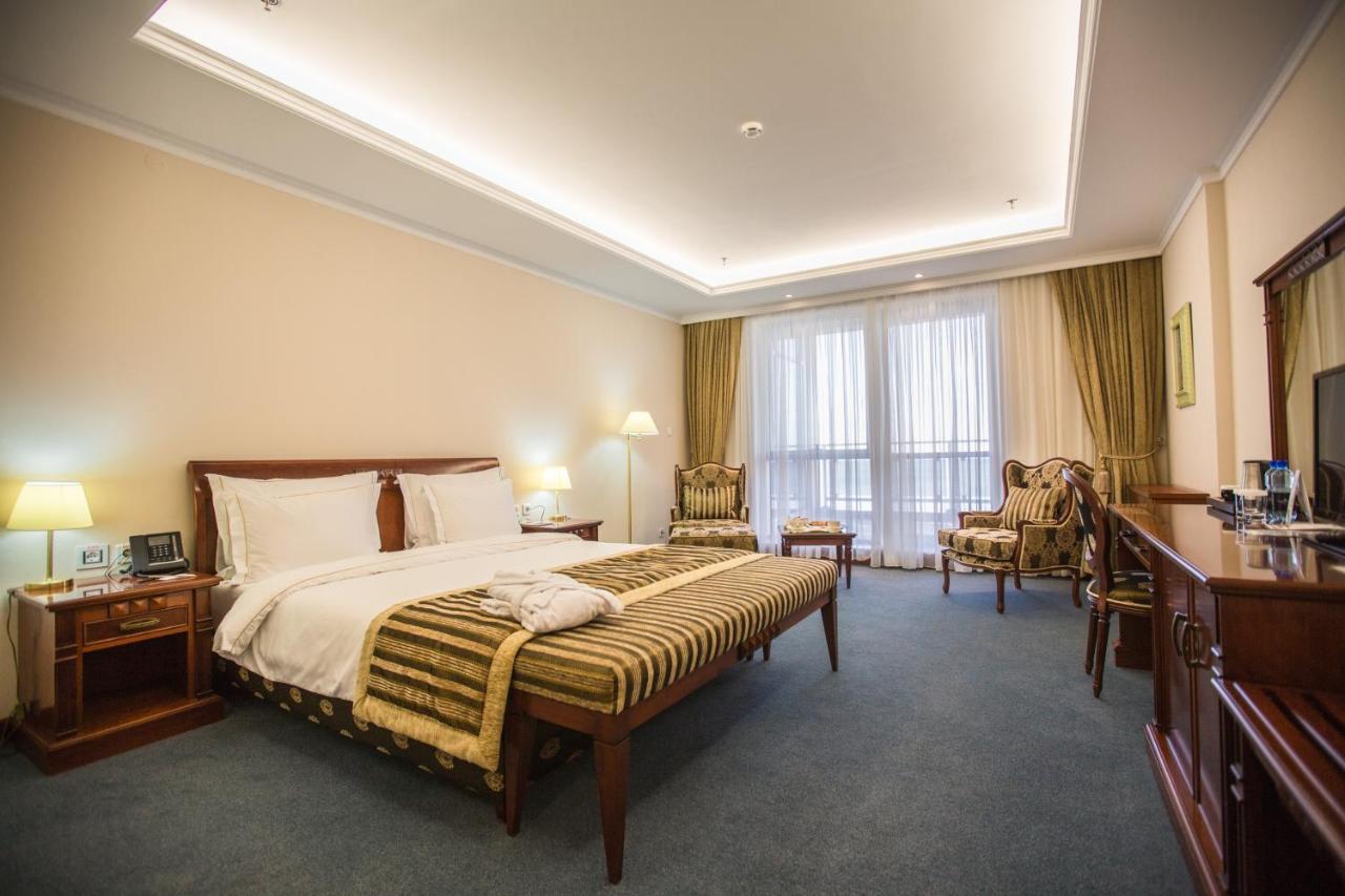 Caspian Riviera Grand Palace Hotel Aktau  Exterior foto A room at the hotel