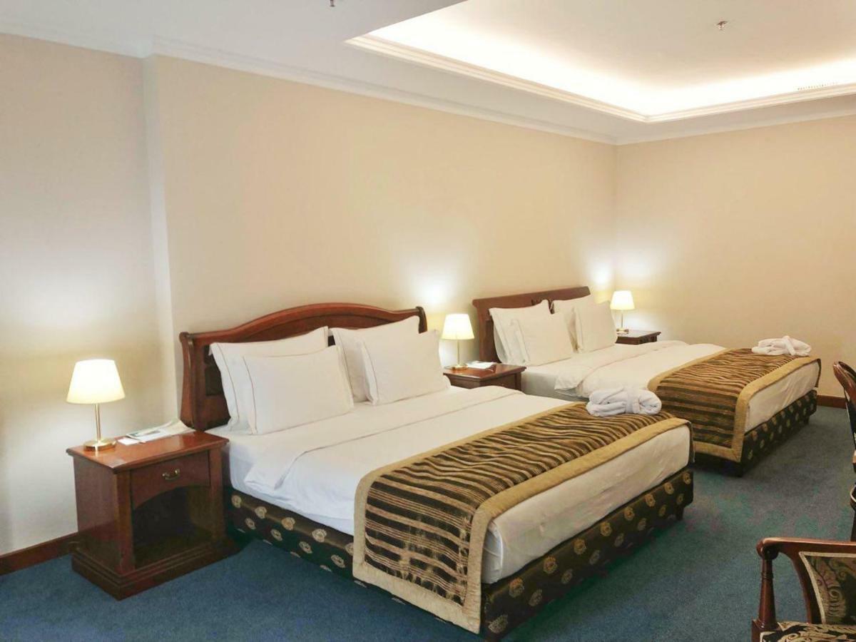 Caspian Riviera Grand Palace Hotel Aktau  Exterior foto A room at the hotel
