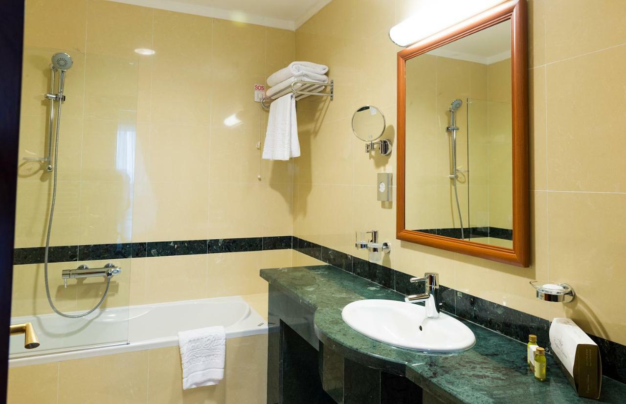 Caspian Riviera Grand Palace Hotel Aktau  Exterior foto Bathroom